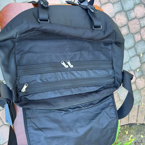 The North Face Messenger Bag Black 17x15x5 6 Pockets Computer Sleeve - Picture 9 of 10